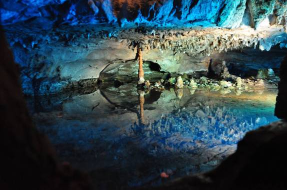 Lago reflete formações de caverna em Ruby Falls, na Georgia - EUA